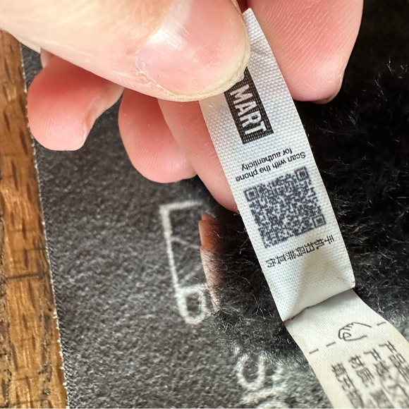 Labubu Pin For Love Letter R - Picture 4 of 5